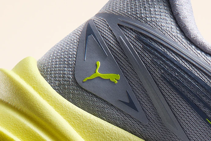 26ss_run_mag-max-2_grey-yellow_alt1_2071_rgb_cr2