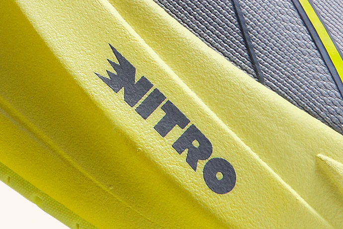 26ss_run_mag-max-2_grey-yellow_alt1_2071_rgb_cr1